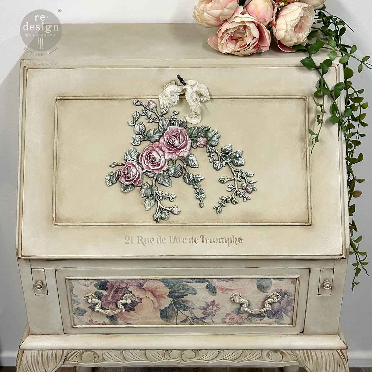 Decor Poly - Velvet Cascade Right - 9.5"x7"x0.5" (24.1cmx17.8cmx1.3cm)