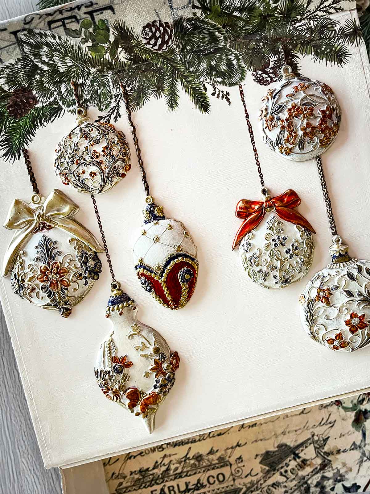 Decor Moulds® - Shimmering Holiday Ornaments