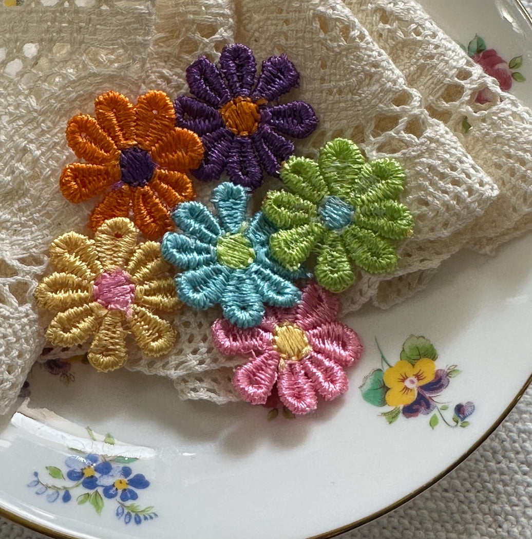Embroidered Mini Flower Patches: Colorful Appliqué Daisy Embellishments