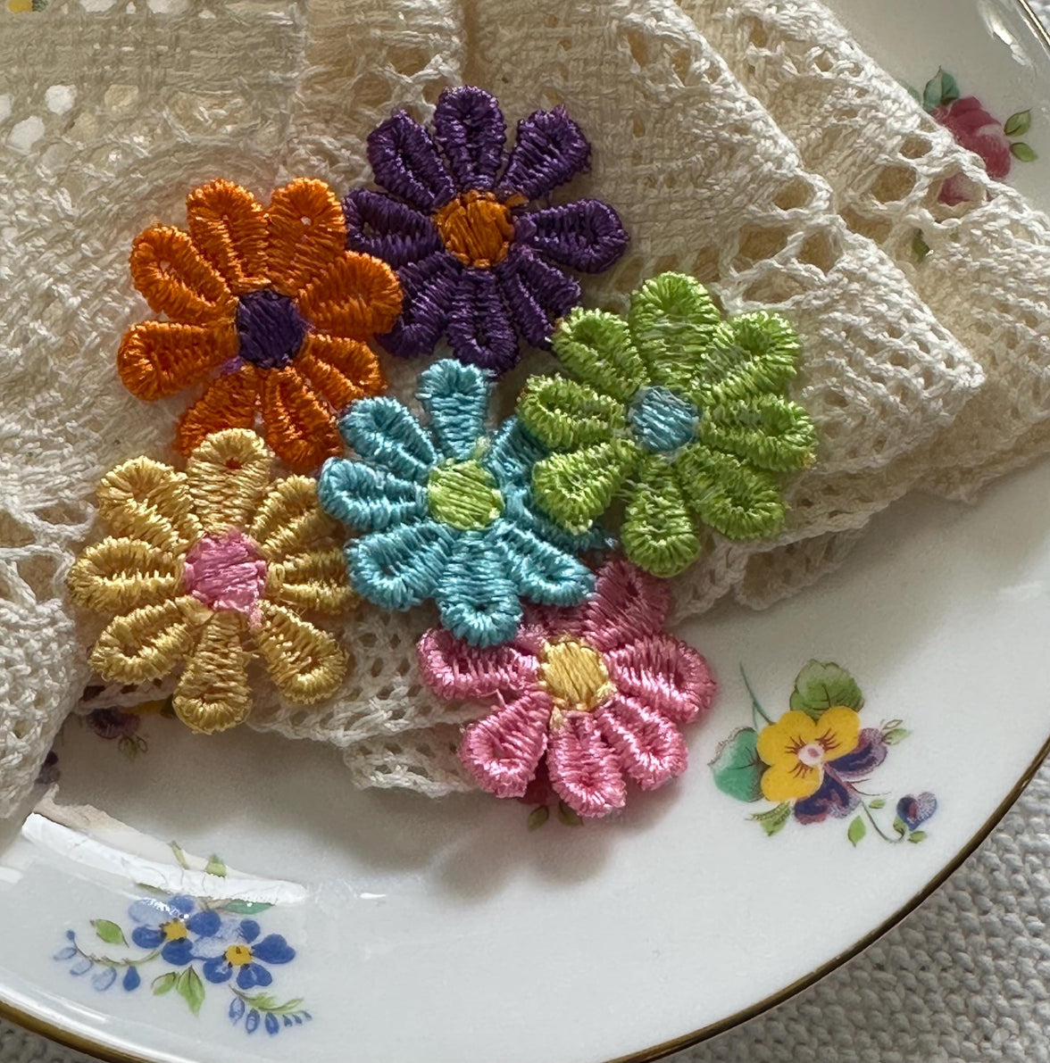Embroidered Mini Flower Patches: Colorful Appliqué Daisy Embellishments